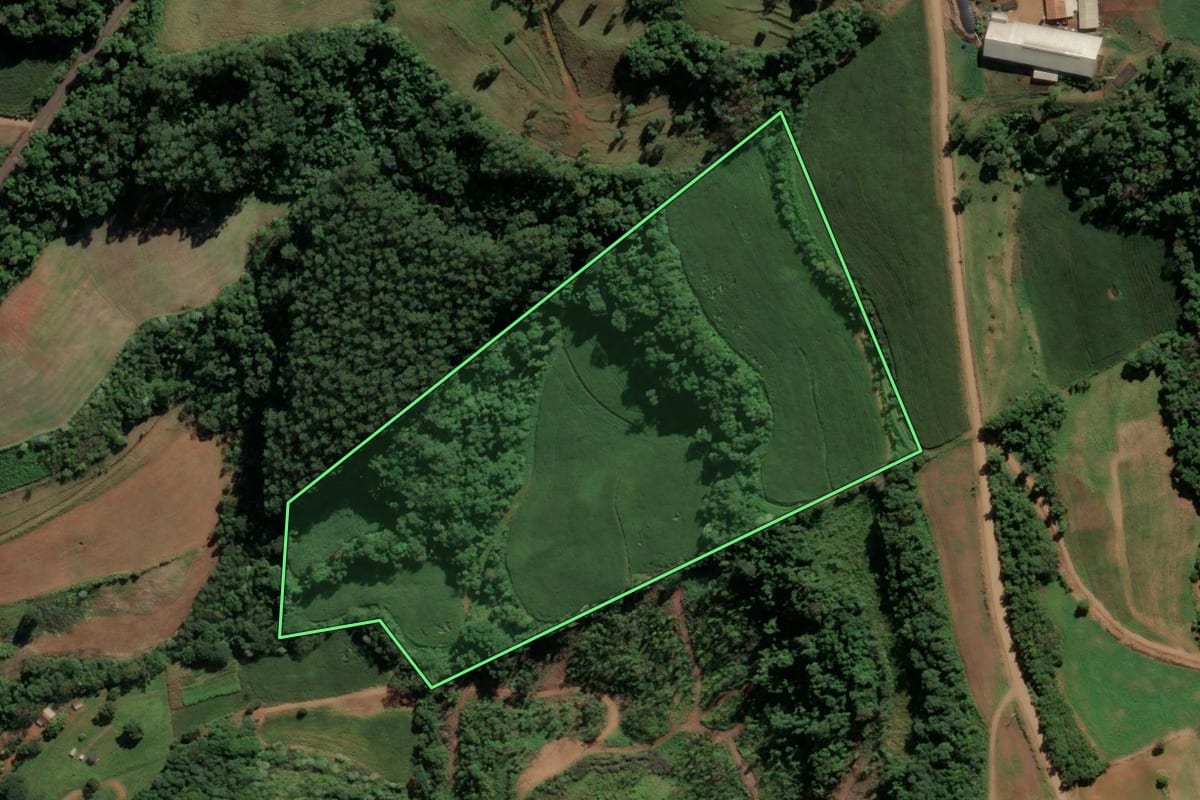 Imagem de satélite do imóvel rural em Sul Brasil (SC), com o contorno declarado no CAR desenhado por cima.