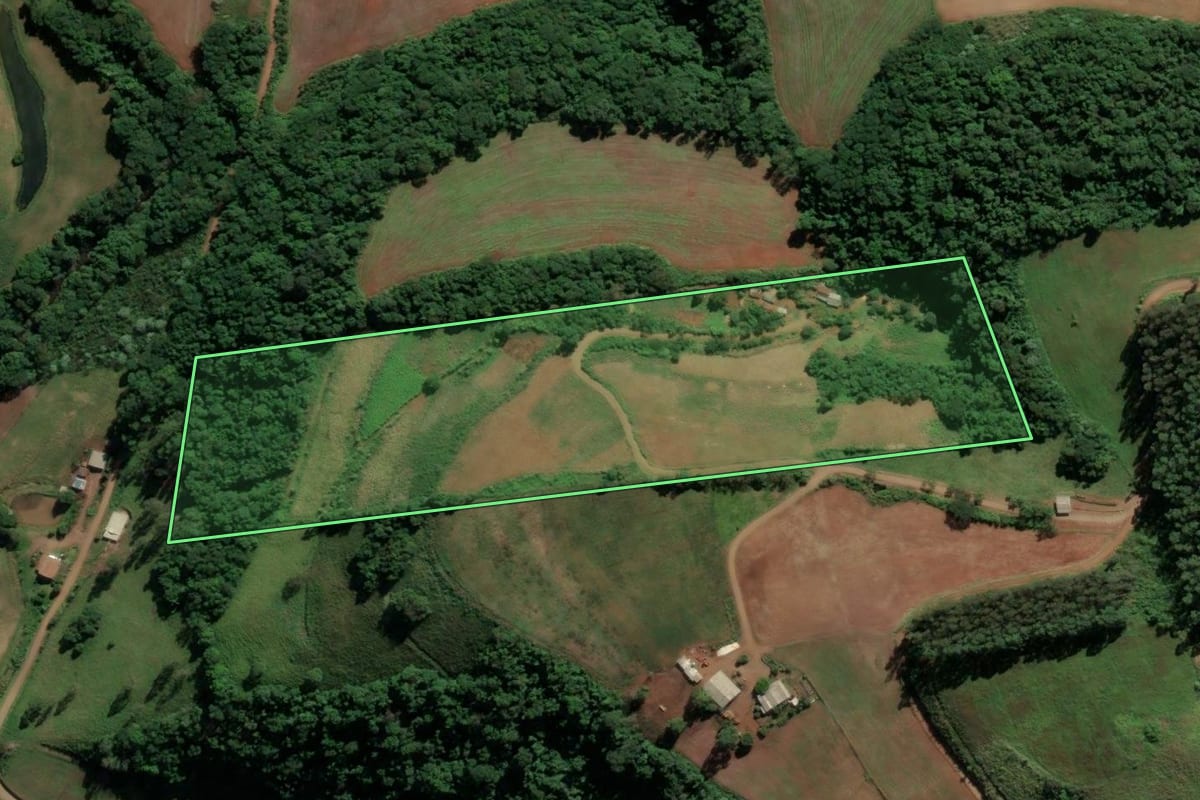 Imagem de satélite do imóvel rural em Sul Brasil (SC), com o contorno declarado no CAR desenhado por cima.