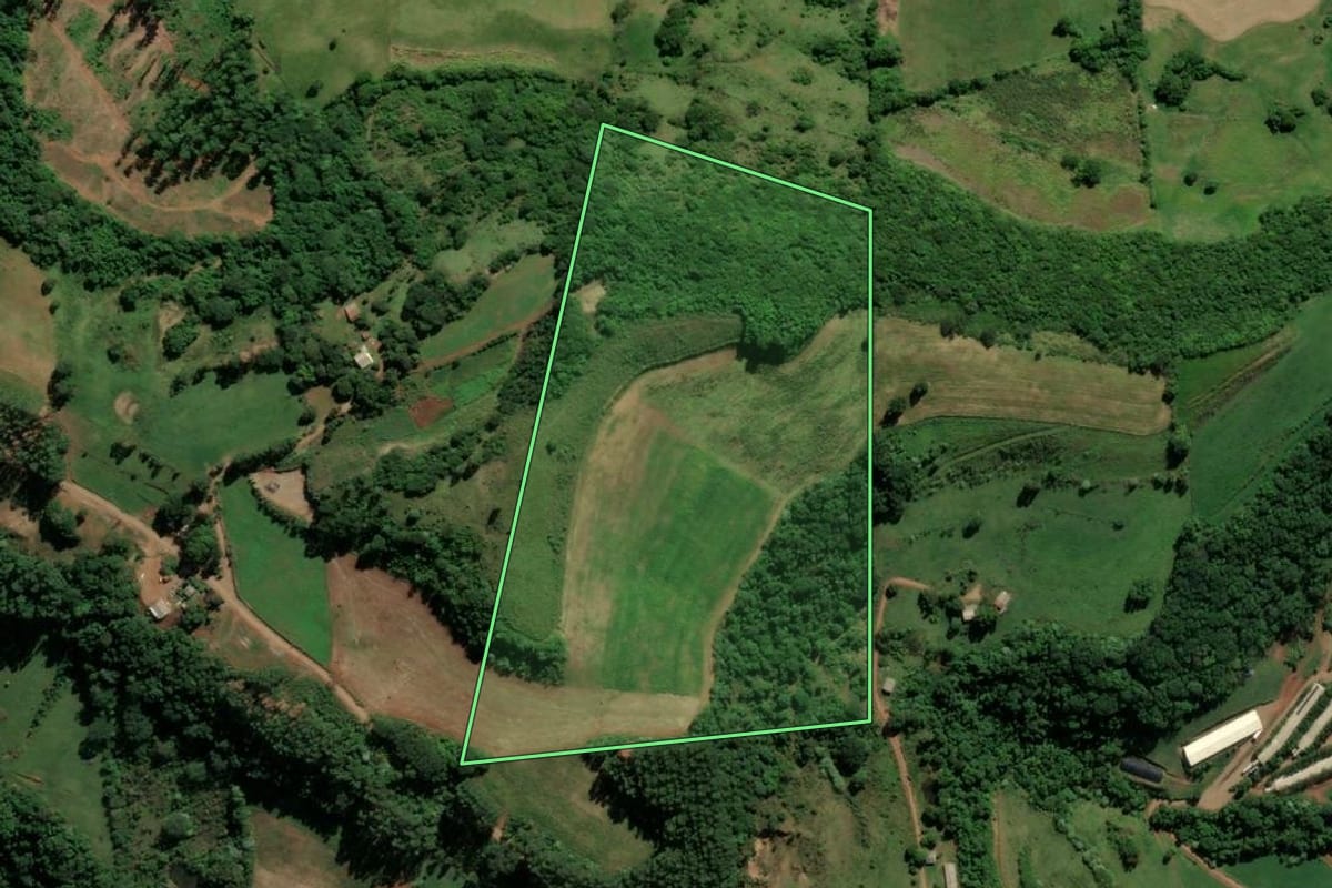 Imagem de satélite do imóvel rural em Sul Brasil (SC), com o contorno declarado no CAR desenhado por cima.