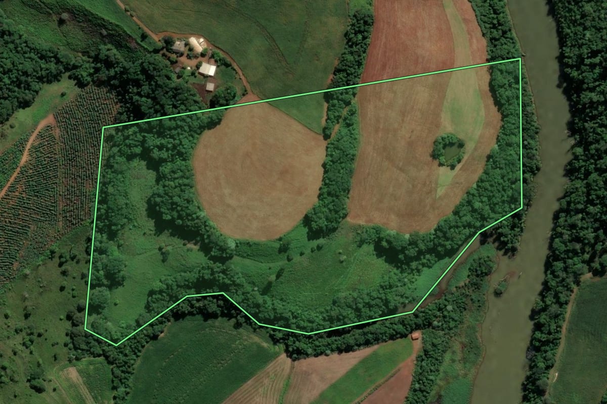 Imagem de satélite do imóvel rural em Sul Brasil (SC), com o contorno declarado no CAR desenhado por cima.