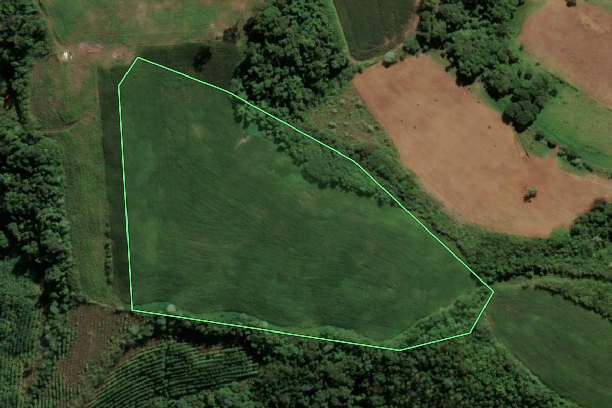 Imagem de satélite do imóvel rural em Sul Brasil (SC), com o contorno declarado no CAR desenhado por cima.