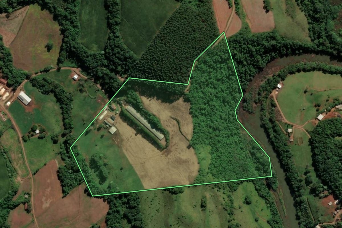 Imagem de satélite do imóvel rural em Sul Brasil (SC), com o contorno declarado no CAR desenhado por cima.