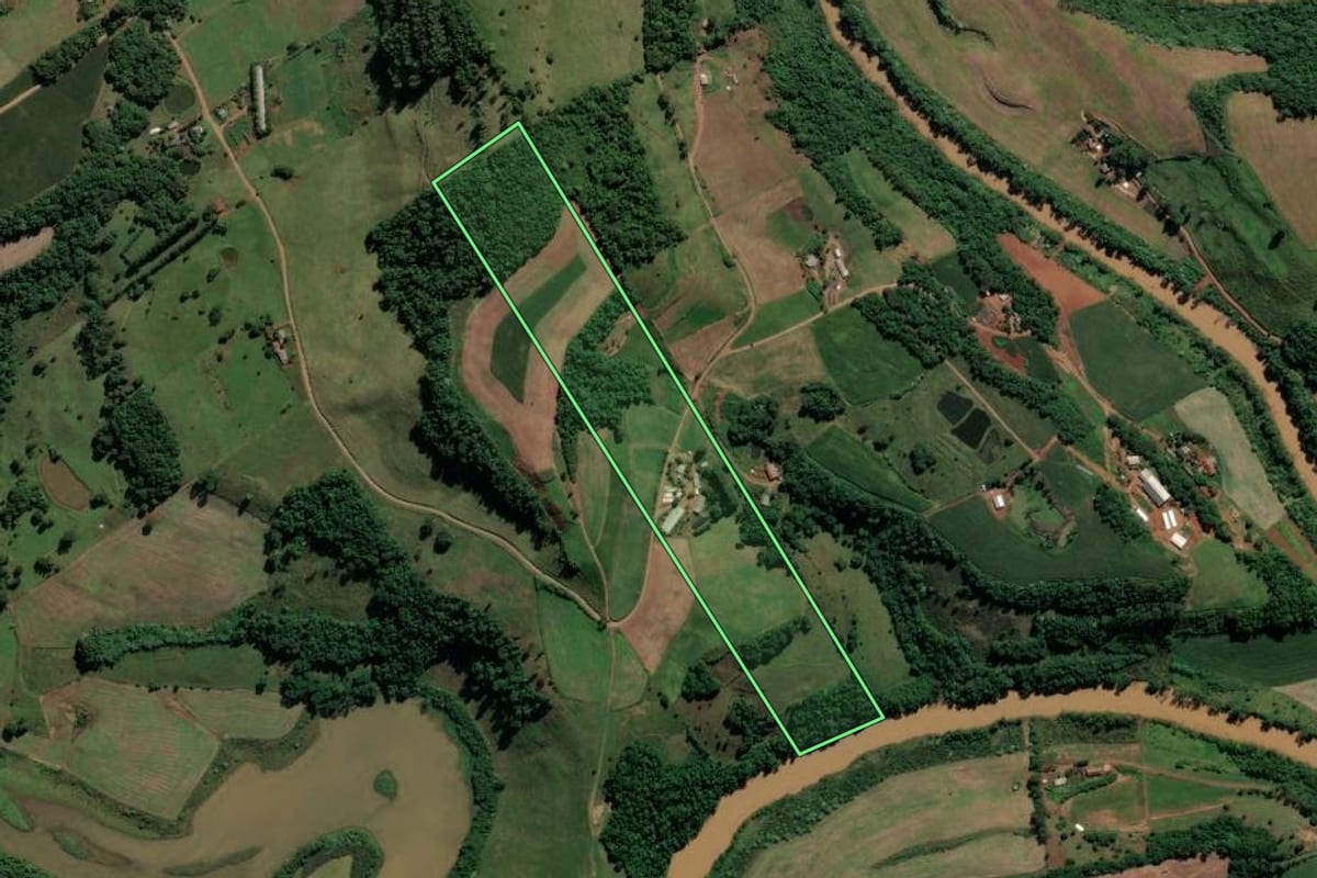 Imagem de satélite do imóvel rural em Sul Brasil (SC), com o contorno declarado no CAR desenhado por cima.