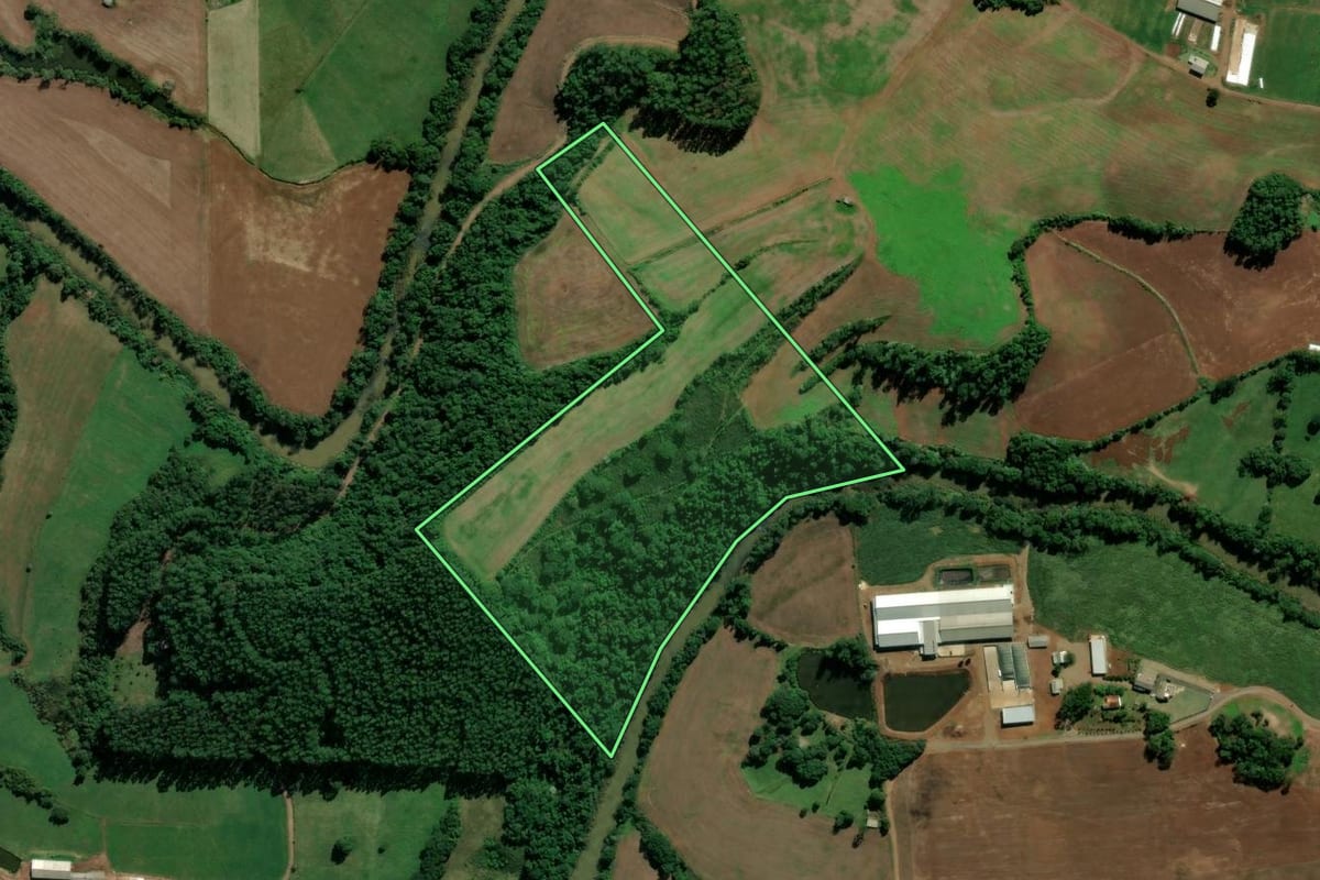 Imagem de satélite do imóvel rural em Sul Brasil (SC), com o contorno declarado no CAR desenhado por cima.