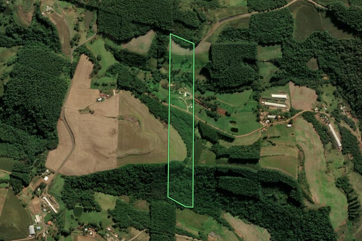 Imagem de satélite do imóvel rural em Sul Brasil (SC), com o contorno declarado no CAR desenhado por cima.