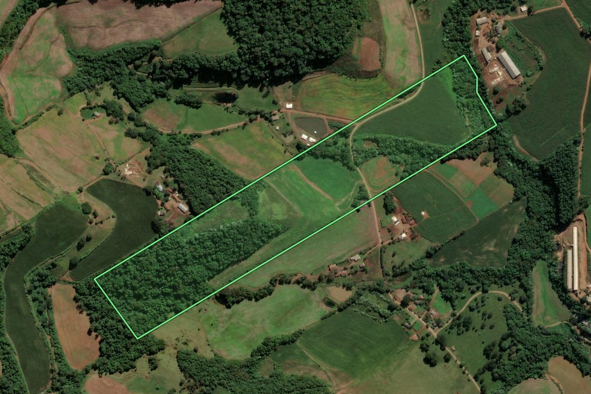 Imagem de satélite do imóvel rural em Sul Brasil (SC), com o contorno declarado no CAR desenhado por cima.