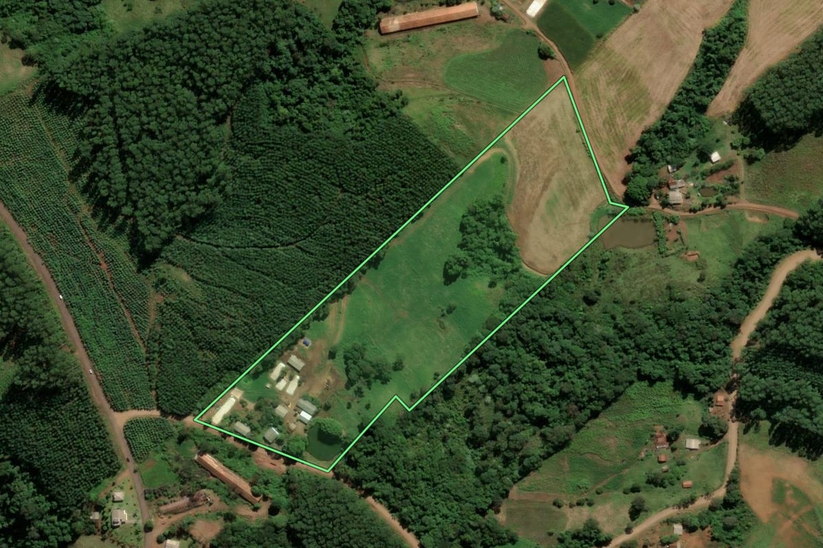 Imagem de satélite do imóvel rural em Sul Brasil (SC), com o contorno declarado no CAR desenhado por cima.