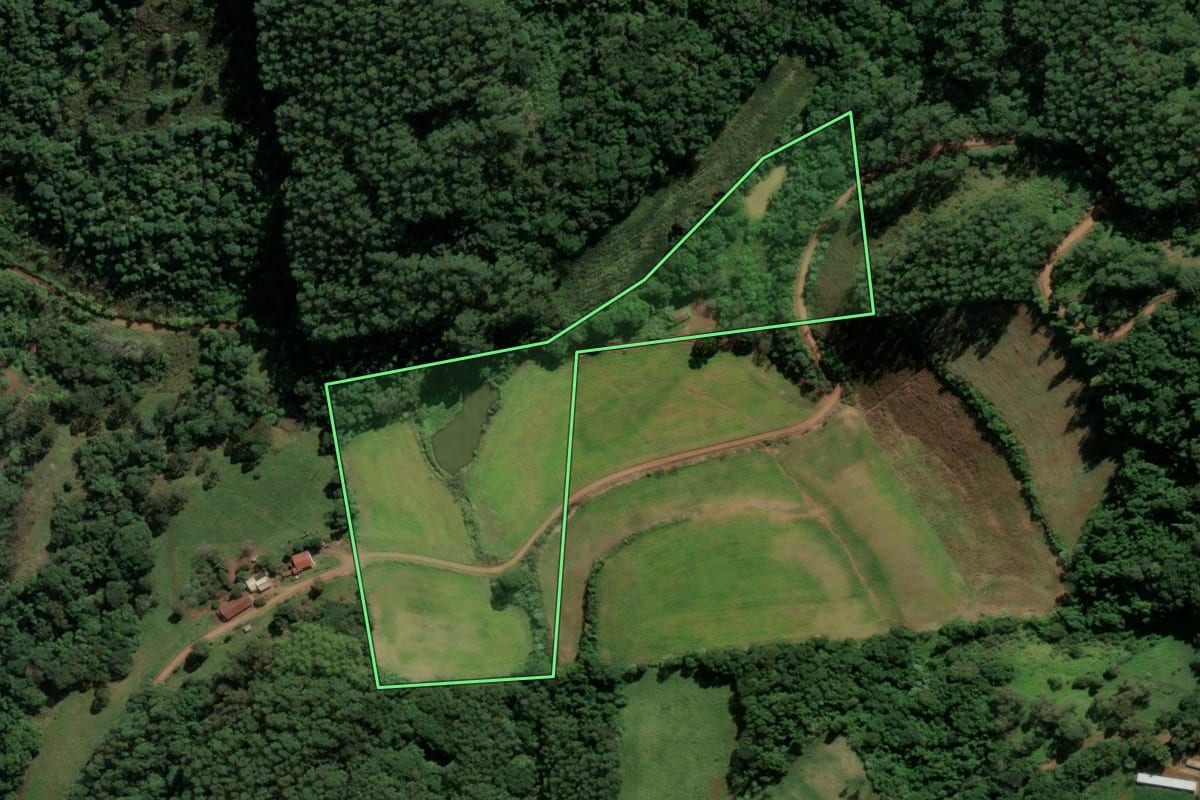 Imagem de satélite do imóvel rural em Sul Brasil (SC), com o contorno declarado no CAR desenhado por cima.