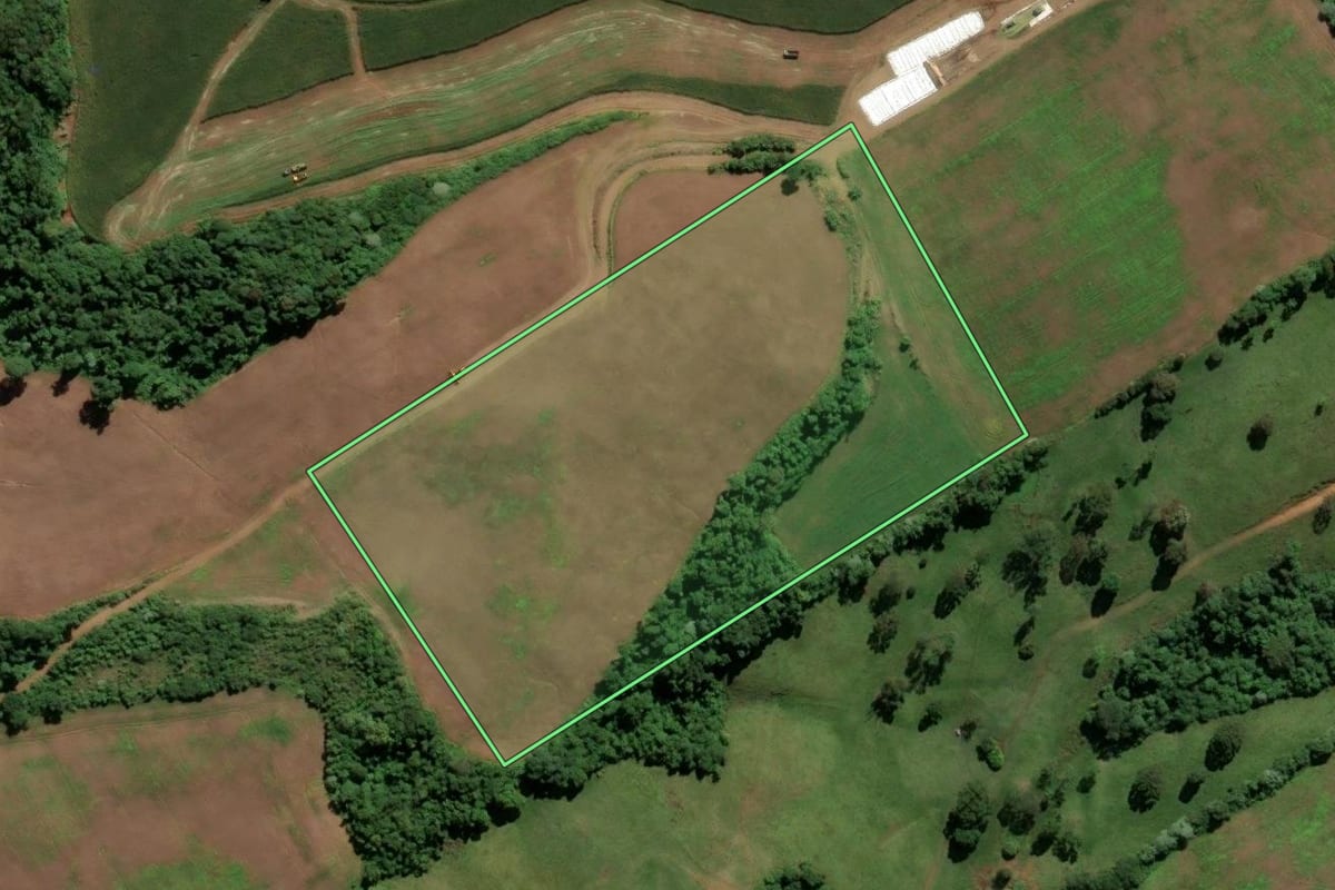 Imagem de satélite do imóvel rural em Sul Brasil (SC), com o contorno declarado no CAR desenhado por cima.