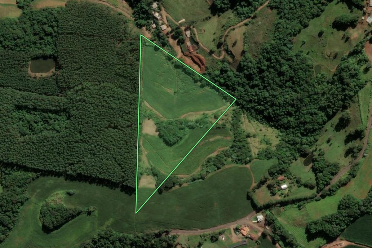 Imagem de satélite do imóvel rural em Sul Brasil (SC), com o contorno declarado no CAR desenhado por cima.