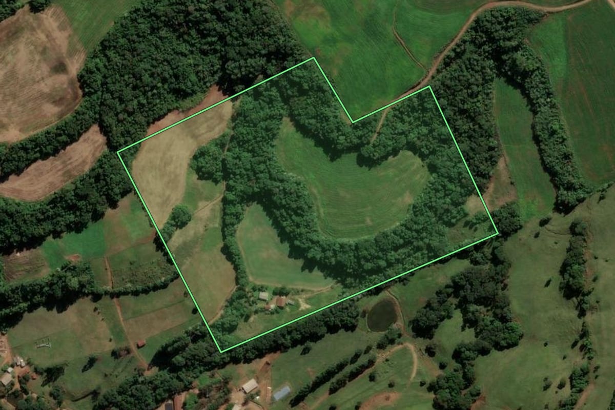 Imagem de satélite do imóvel rural em Sul Brasil (SC), com o contorno declarado no CAR desenhado por cima.