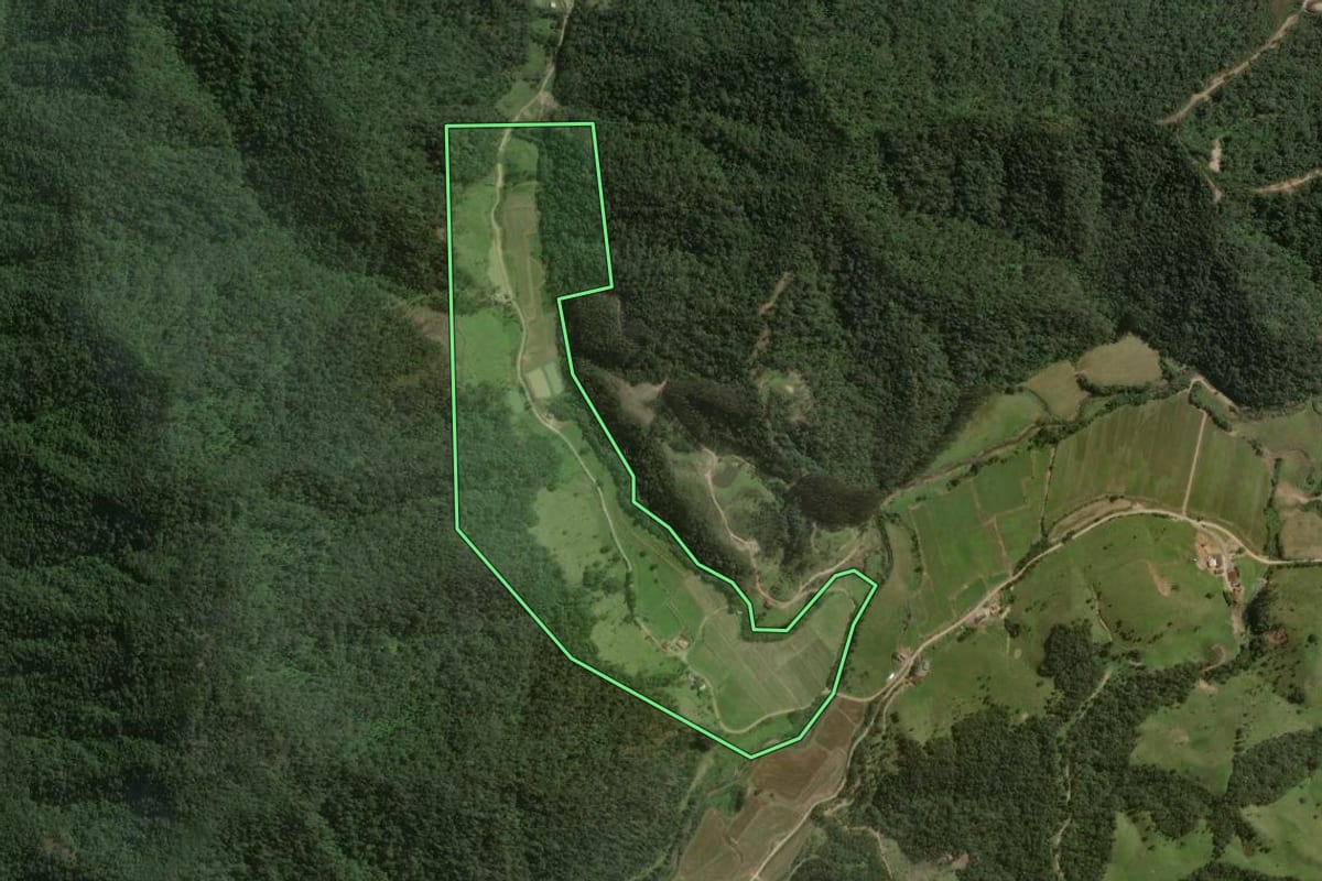 Imagem de satélite do imóvel rural em Taió (SC), com o contorno declarado no CAR desenhado por cima.