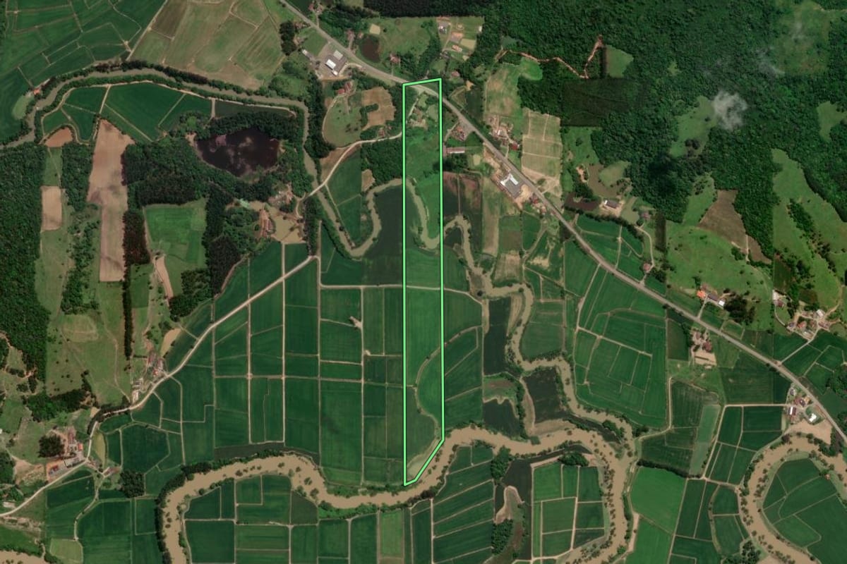 Imagem de satélite do imóvel rural em Taió (SC), com o contorno declarado no CAR desenhado por cima.