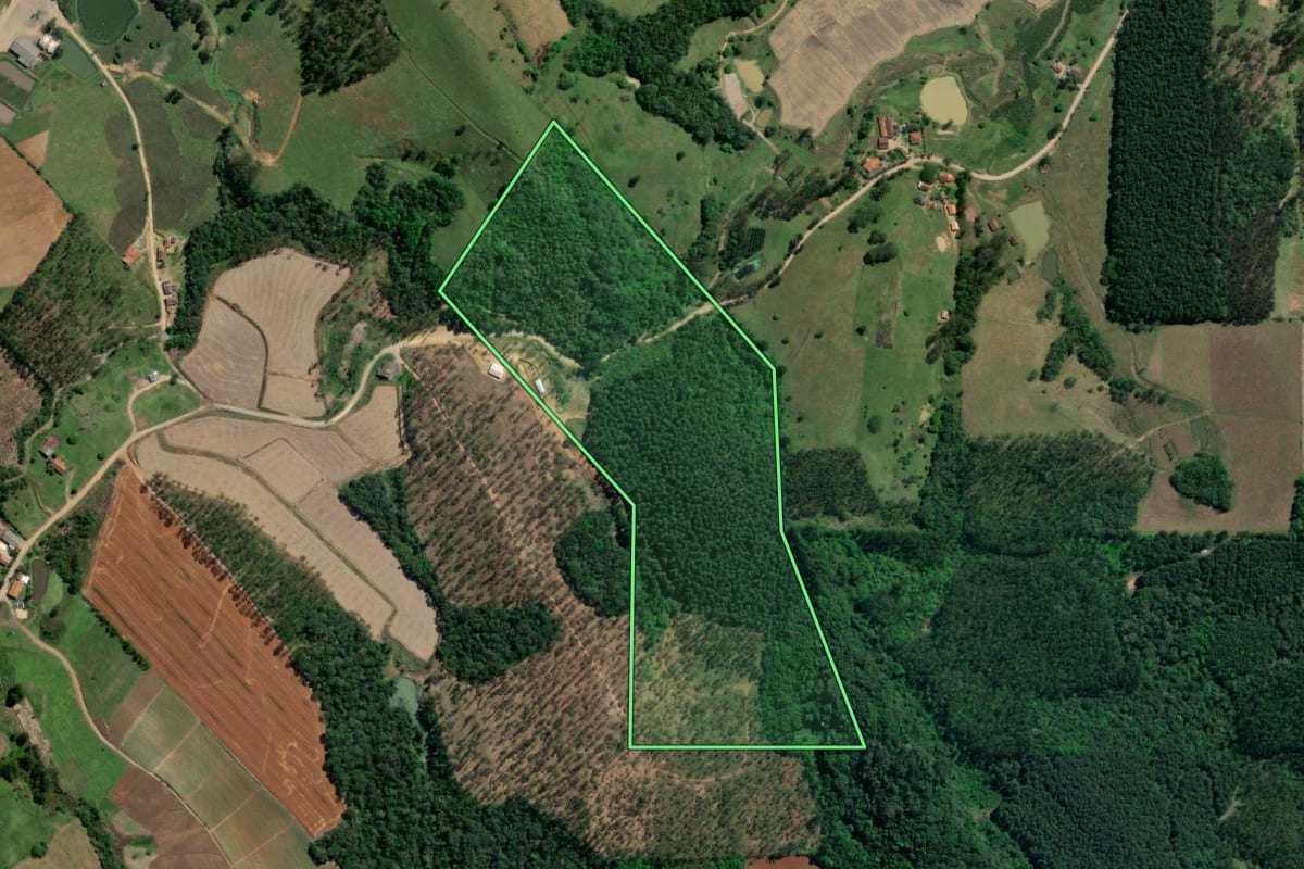 Imagem de satélite do imóvel rural em Taió (SC), com o contorno declarado no CAR desenhado por cima.