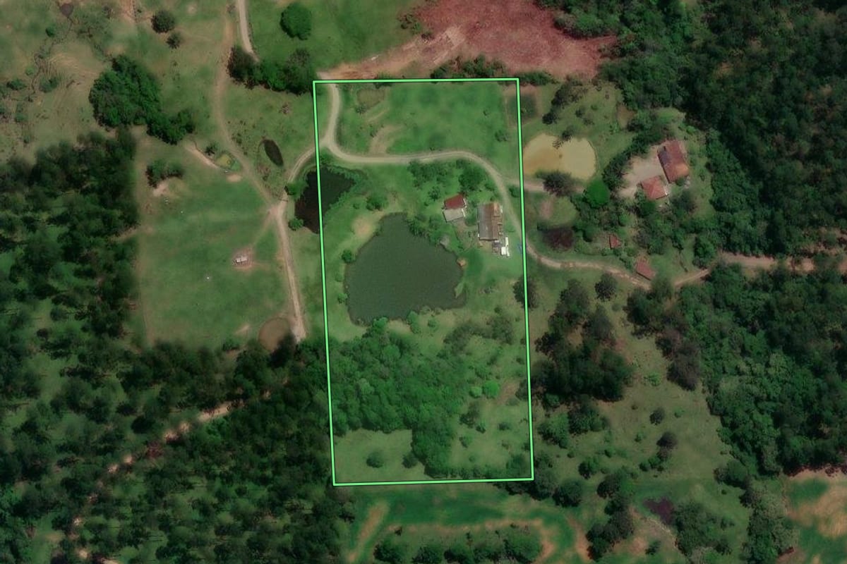 Imagem de satélite do imóvel rural em Taió (SC), com o contorno declarado no CAR desenhado por cima.