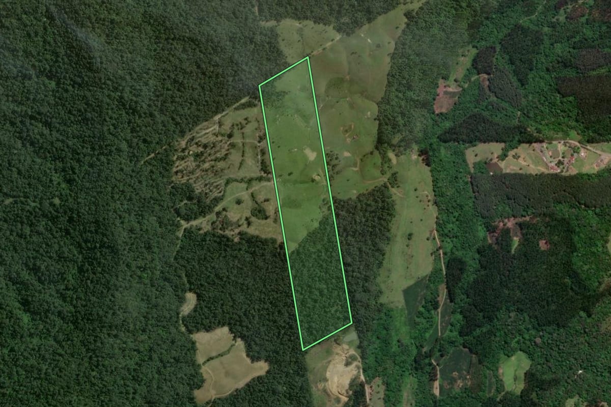 Imagem de satélite do imóvel rural em Taió (SC), com o contorno declarado no CAR desenhado por cima.