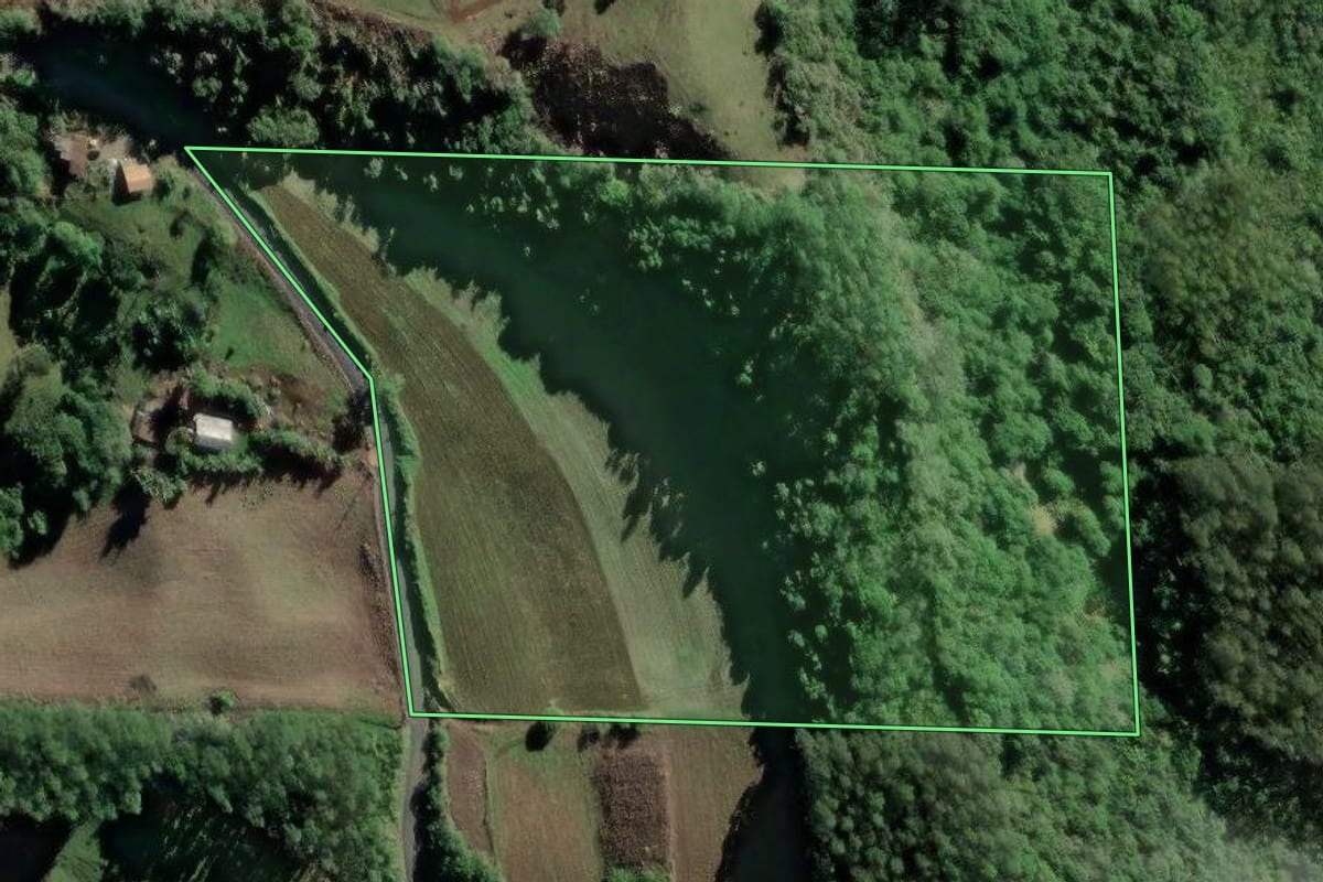 Imagem de satélite do imóvel rural em Taió (SC), com o contorno declarado no CAR desenhado por cima.