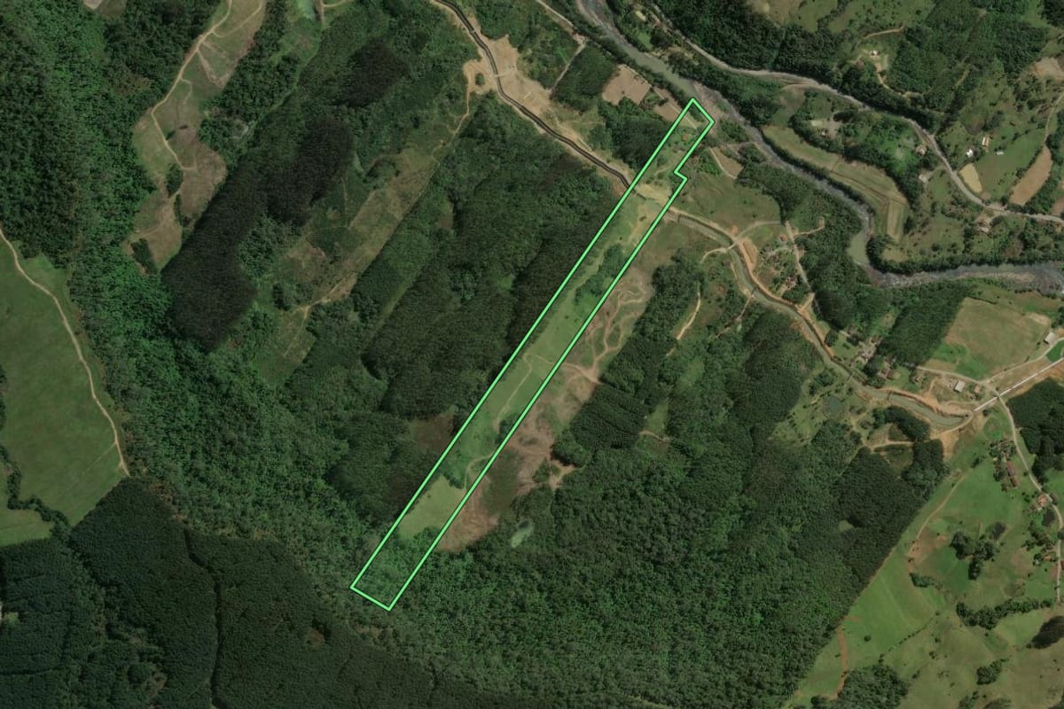 Imagem de satélite do imóvel rural em Taió (SC), com o contorno declarado no CAR desenhado por cima.