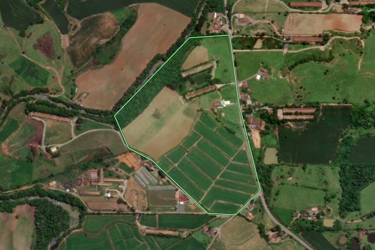 Imagem de satélite do imóvel rural em Taió (SC), com o contorno declarado no CAR desenhado por cima.