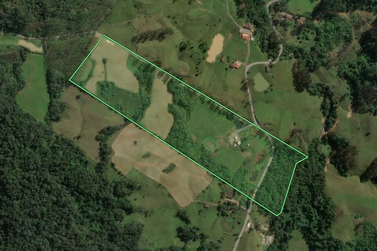 Imagem de satélite do imóvel rural em Taió (SC), com o contorno declarado no CAR desenhado por cima.