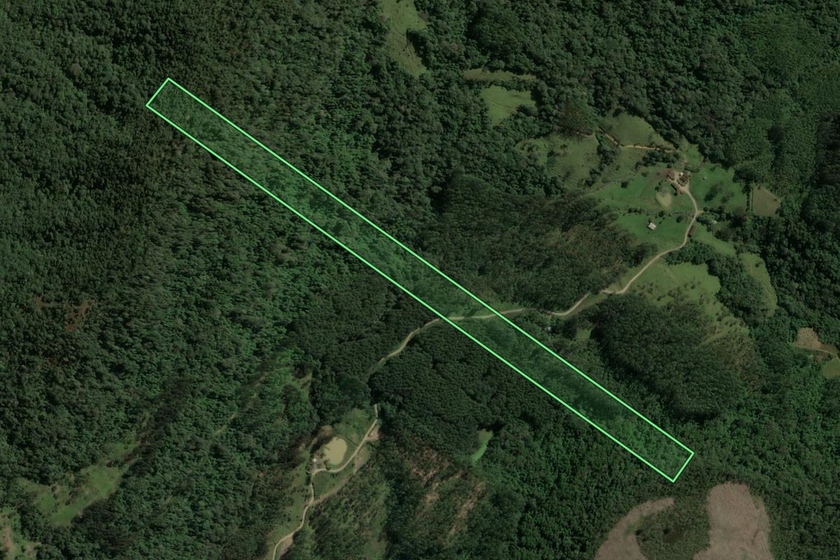Imagem de satélite do imóvel rural em Taió (SC), com o contorno declarado no CAR desenhado por cima.