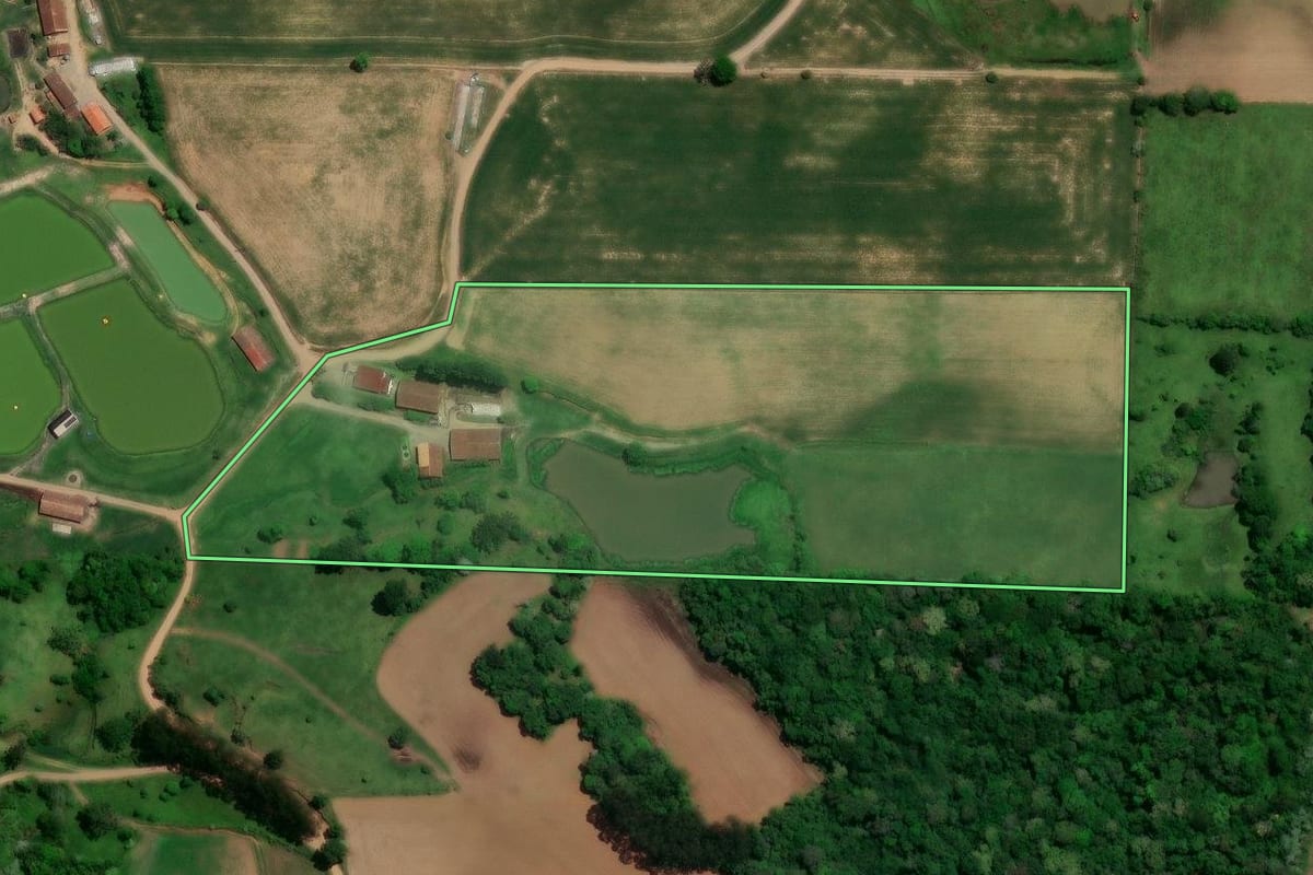 Imagem de satélite do imóvel rural em Taió (SC), com o contorno declarado no CAR desenhado por cima.