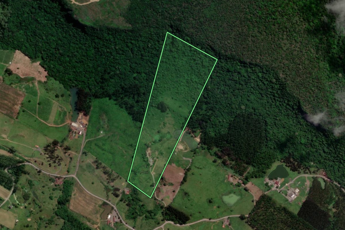 Imagem de satélite do imóvel rural em Taió (SC), com o contorno declarado no CAR desenhado por cima.