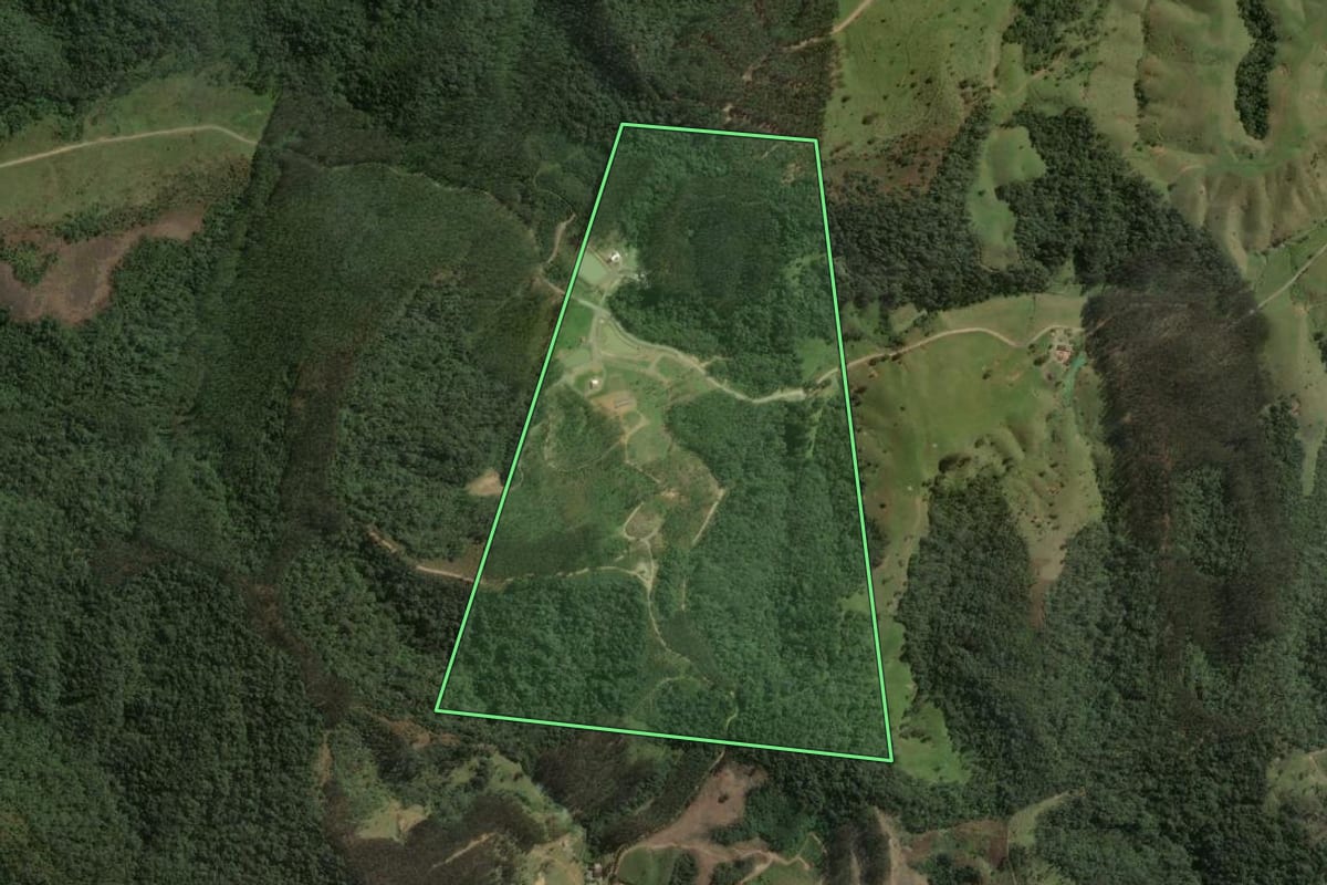 Imagem de satélite do imóvel rural em Taió (SC), com o contorno declarado no CAR desenhado por cima.