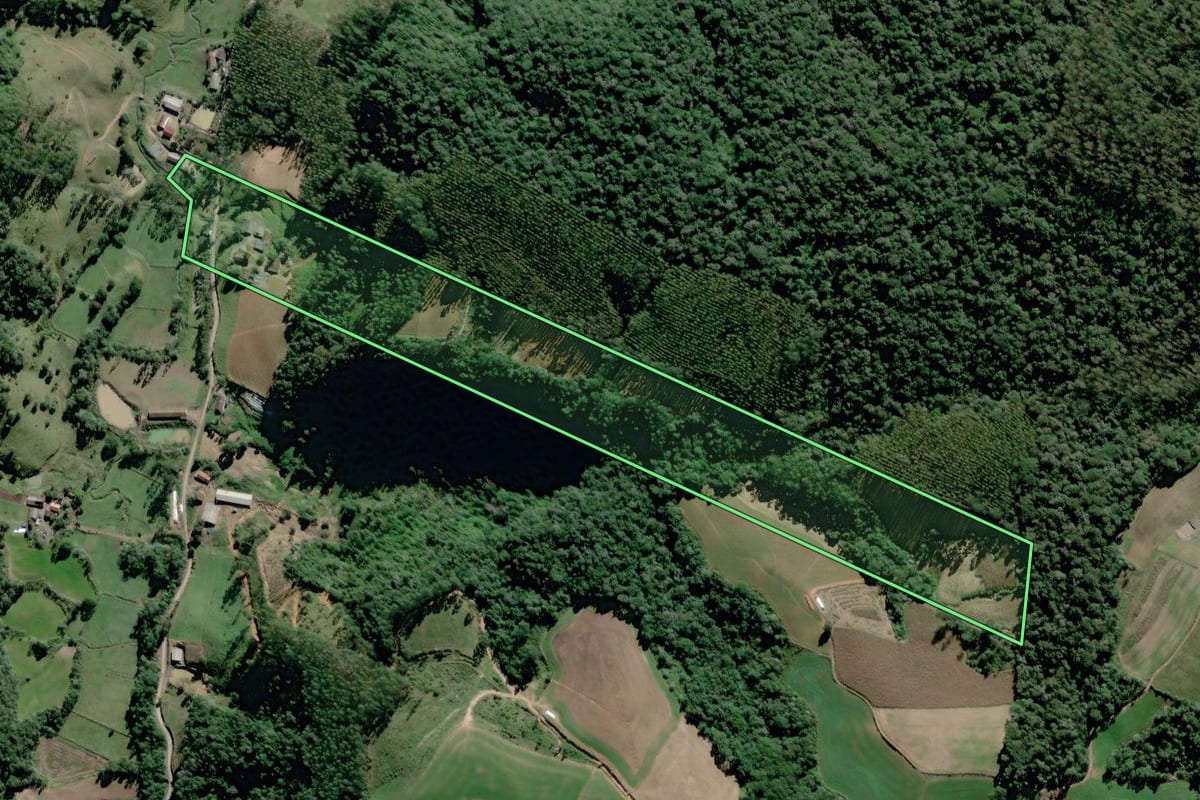 Imagem de satélite do imóvel rural em Taió (SC), com o contorno declarado no CAR desenhado por cima.