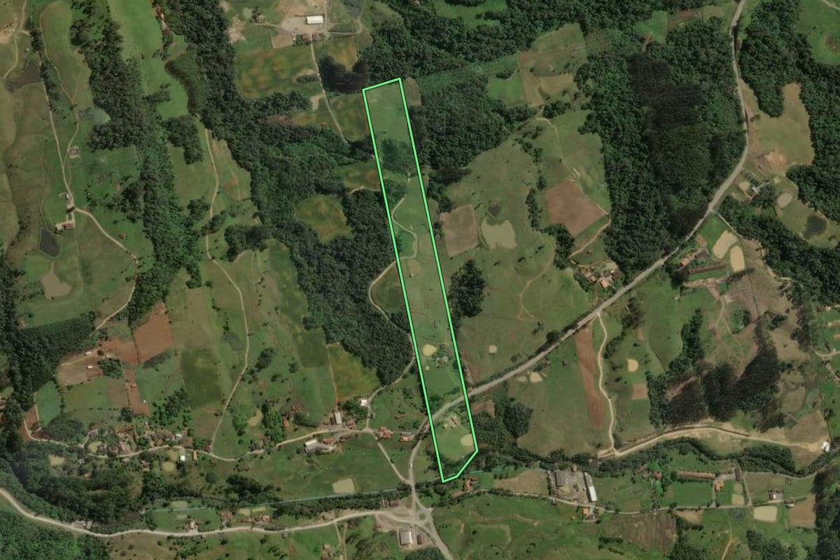 Imagem de satélite do imóvel rural em Taió (SC), com o contorno declarado no CAR desenhado por cima.