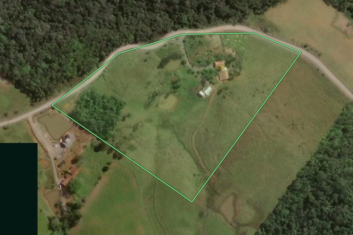 Imagem de satélite do imóvel rural em Taió (SC), com o contorno declarado no CAR desenhado por cima.