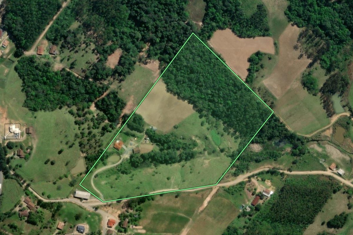 Imagem de satélite do imóvel rural em Taió (SC), com o contorno declarado no CAR desenhado por cima.