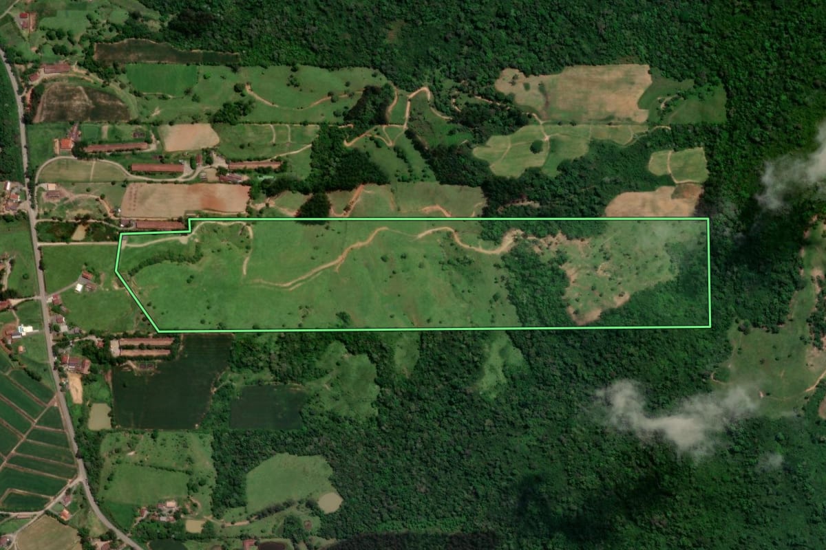 Imagem de satélite do imóvel rural em Taió (SC), com o contorno declarado no CAR desenhado por cima.
