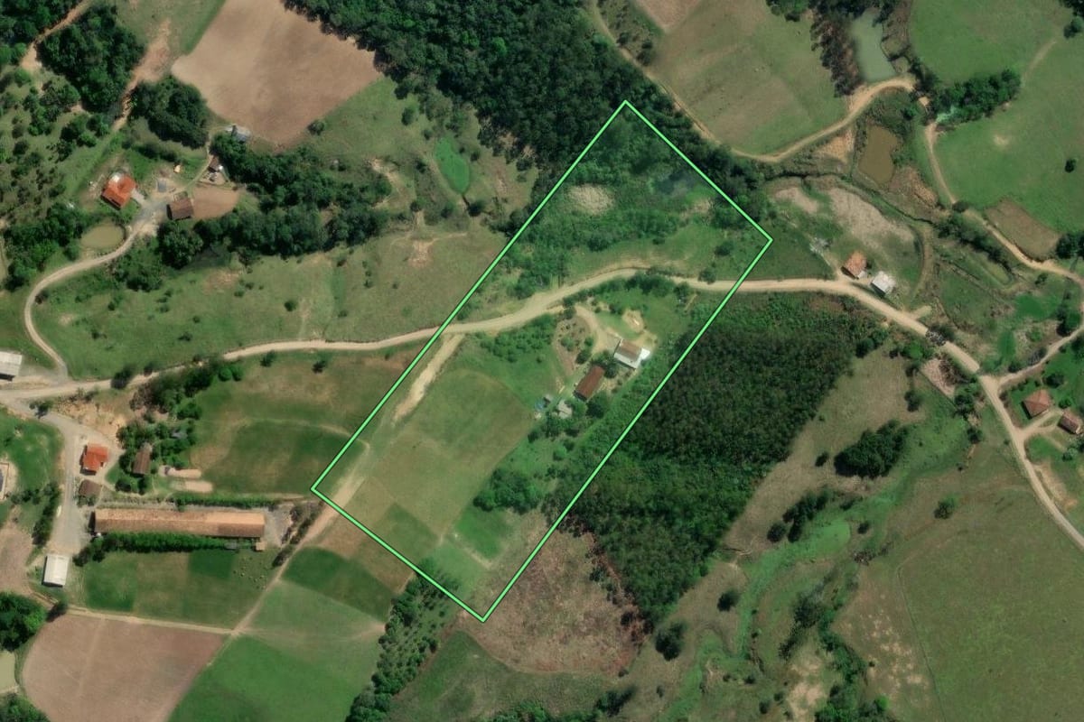 Imagem de satélite do imóvel rural em Taió (SC), com o contorno declarado no CAR desenhado por cima.