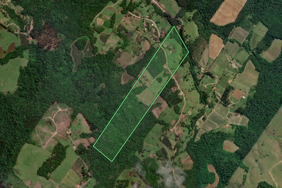 Imagem de satélite do imóvel rural em Taió (SC), com o contorno declarado no CAR desenhado por cima.