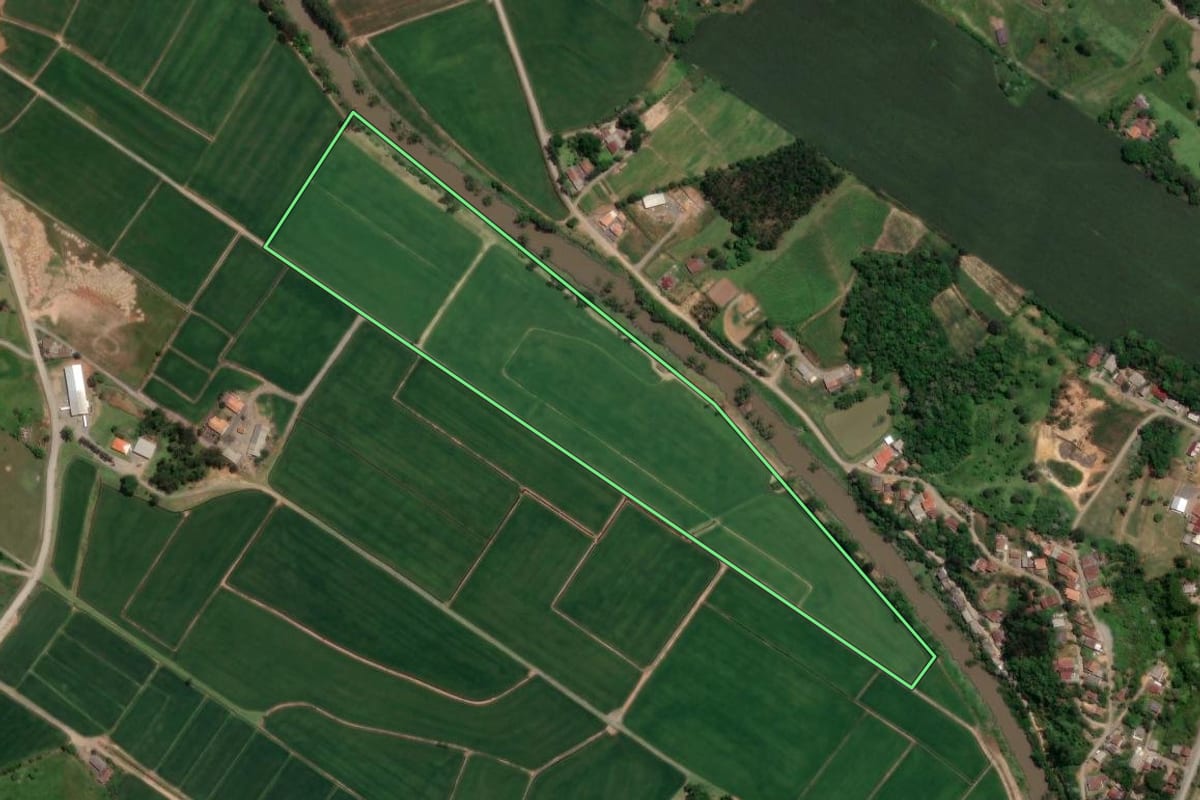 Imagem de satélite do imóvel rural em Taió (SC), com o contorno declarado no CAR desenhado por cima.