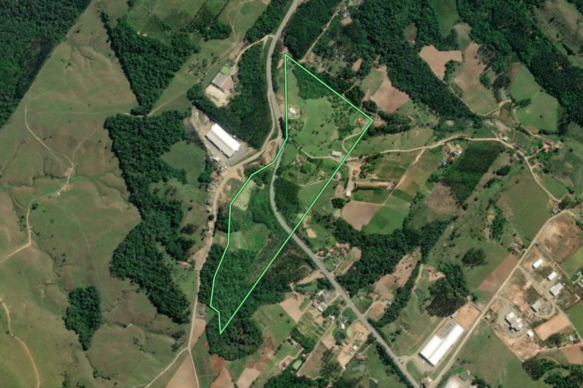 Imagem de satélite do imóvel rural em Taió (SC), com o contorno declarado no CAR desenhado por cima.