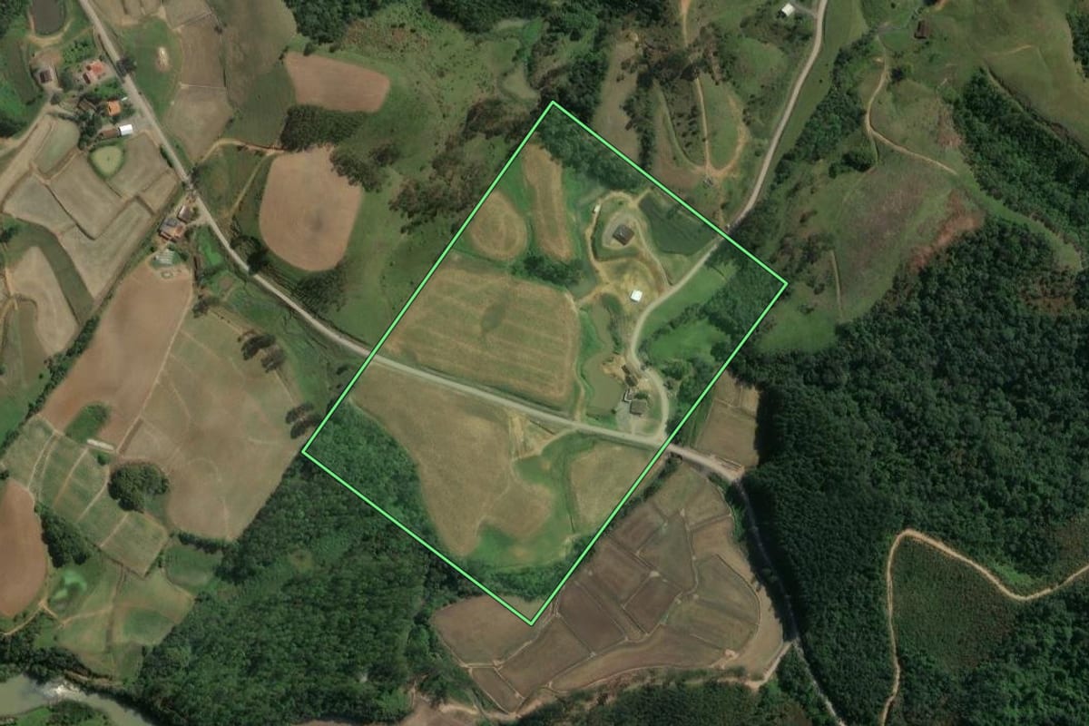 Imagem de satélite do imóvel rural em Taió (SC), com o contorno declarado no CAR desenhado por cima.