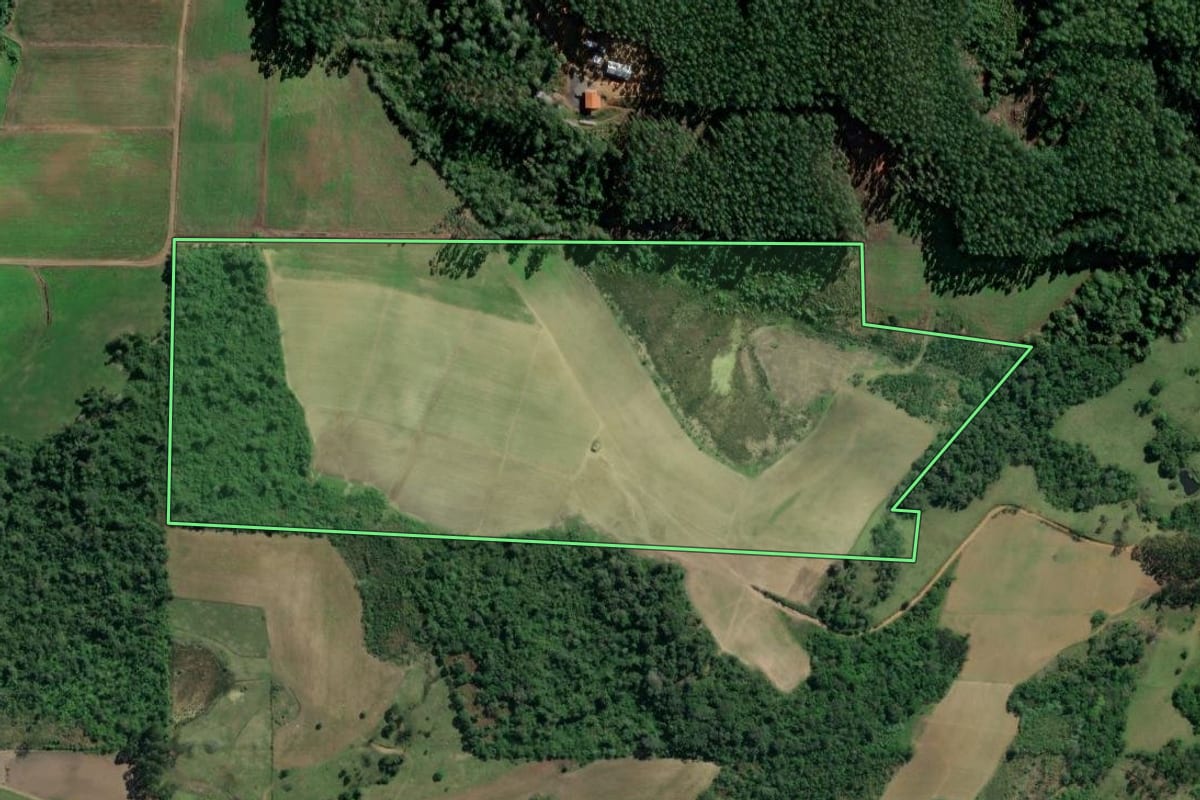 Imagem de satélite do imóvel rural em Taió (SC), com o contorno declarado no CAR desenhado por cima.