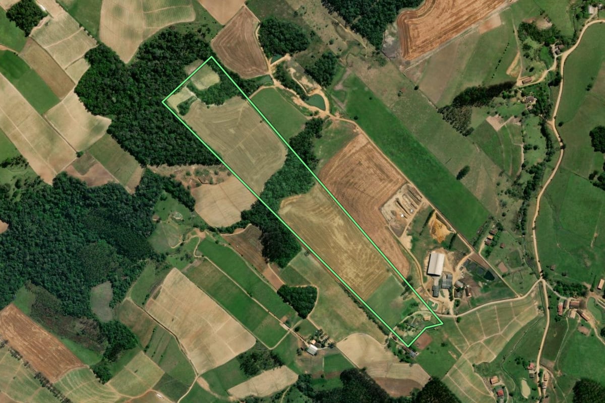 Imagem de satélite do imóvel rural em Taió (SC), com o contorno declarado no CAR desenhado por cima.