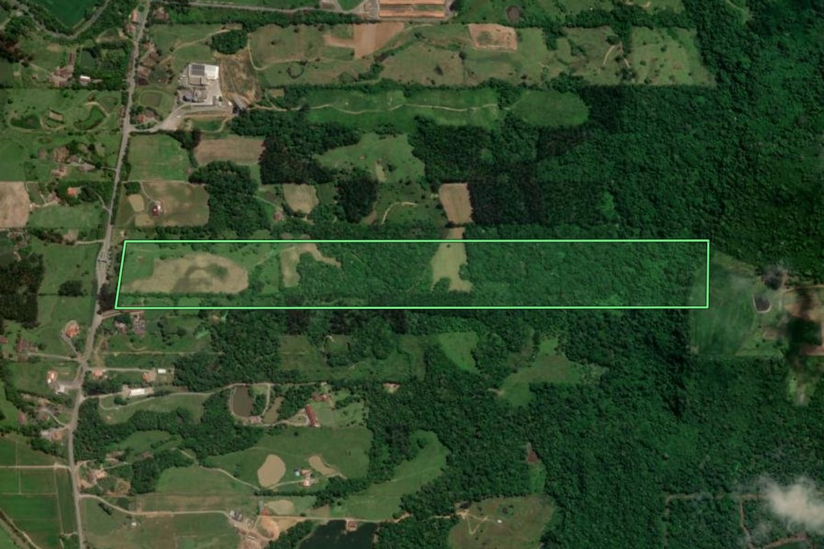 Imagem de satélite do imóvel rural em Taió (SC), com o contorno declarado no CAR desenhado por cima.