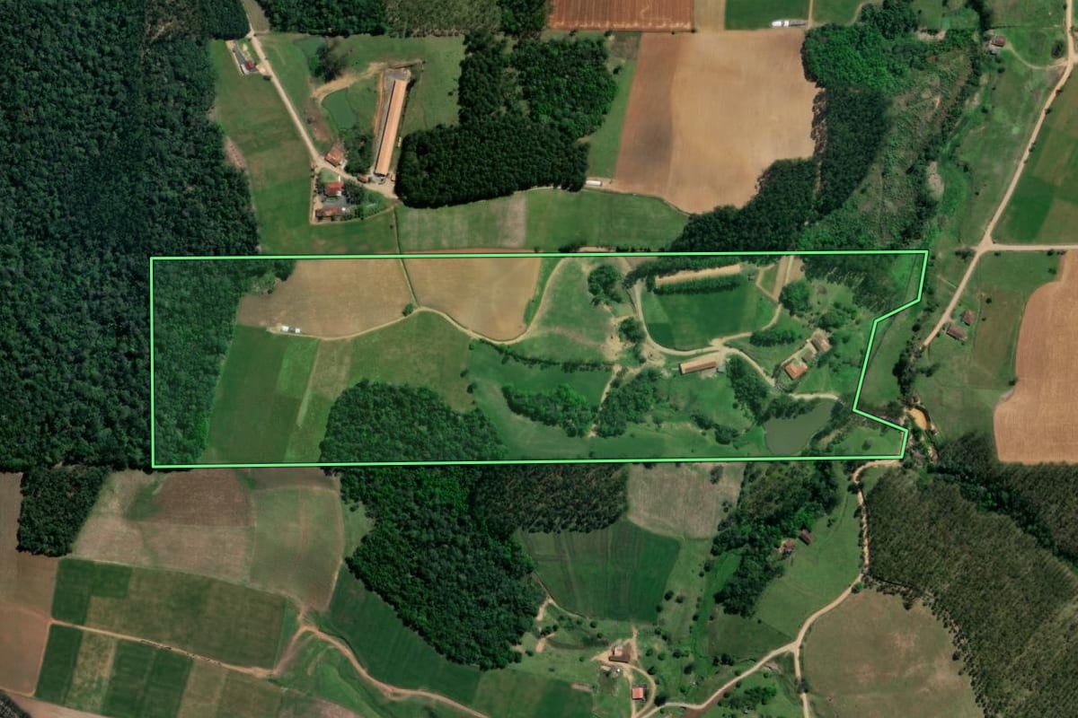 Imagem de satélite do imóvel rural em Taió (SC), com o contorno declarado no CAR desenhado por cima.