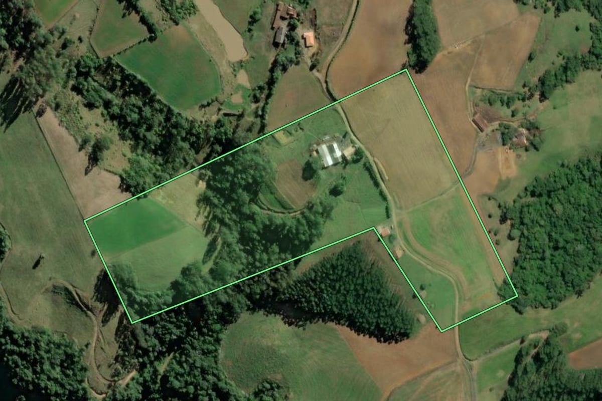 Imagem de satélite do imóvel rural em Taió (SC), com o contorno declarado no CAR desenhado por cima.