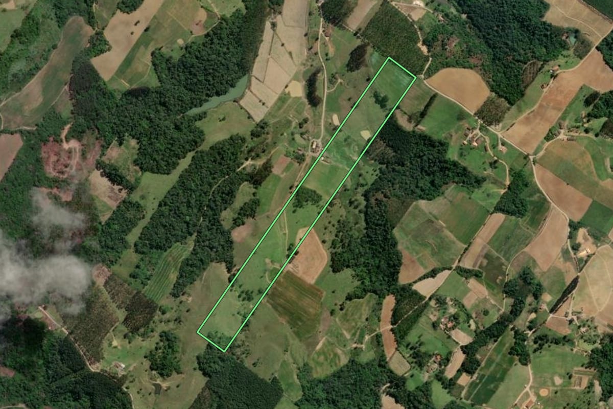 Imagem de satélite do imóvel rural em Taió (SC), com o contorno declarado no CAR desenhado por cima.
