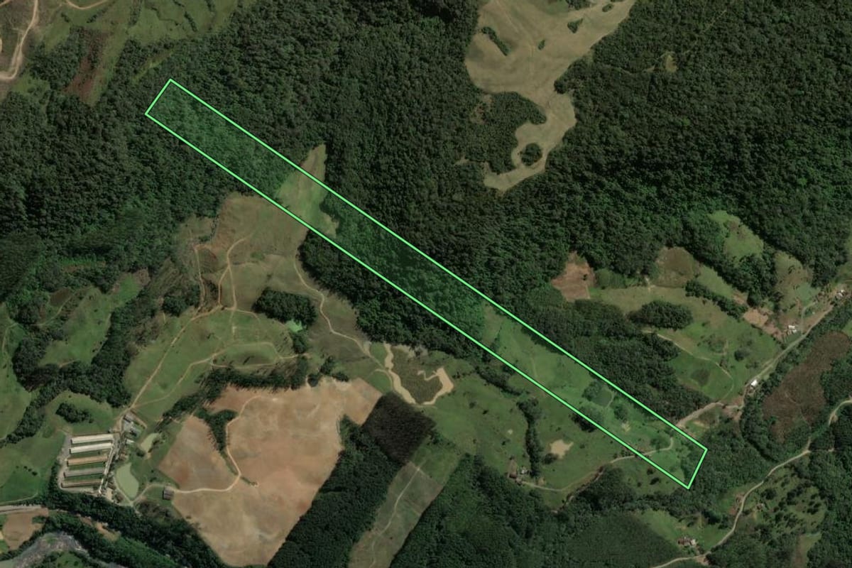 Imagem de satélite do imóvel rural em Taió (SC), com o contorno declarado no CAR desenhado por cima.