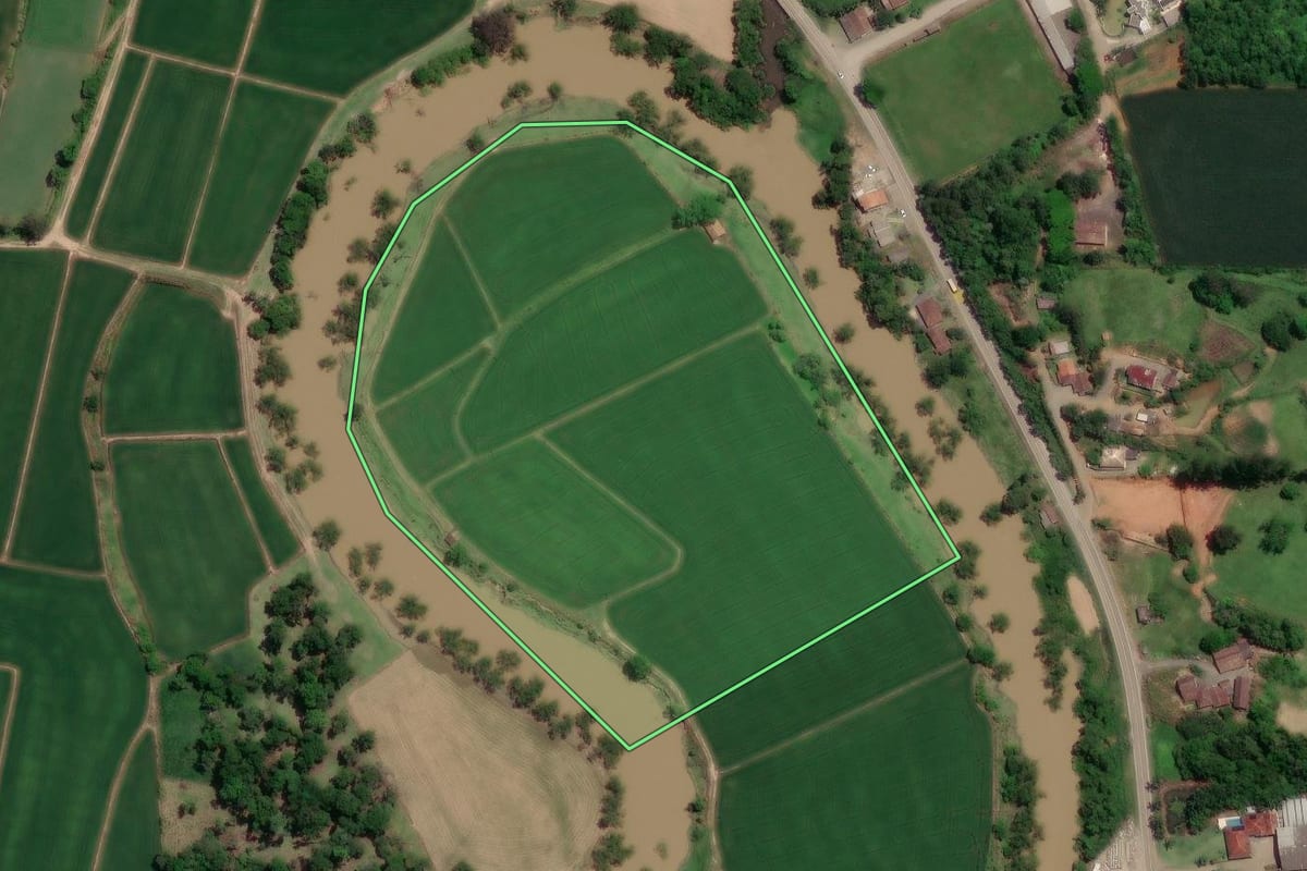 Imagem de satélite do imóvel rural em Taió (SC), com o contorno declarado no CAR desenhado por cima.
