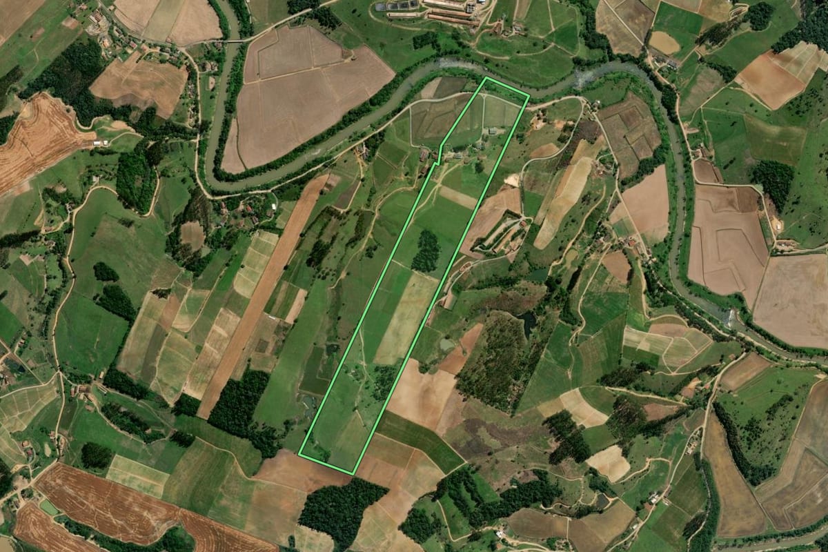 Imagem de satélite do imóvel rural em Taió (SC), com o contorno declarado no CAR desenhado por cima.
