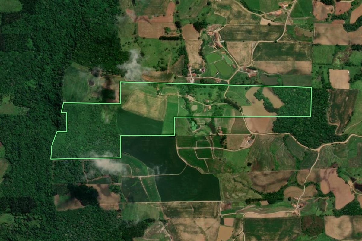 Imagem de satélite do imóvel rural em Taió (SC), com o contorno declarado no CAR desenhado por cima.