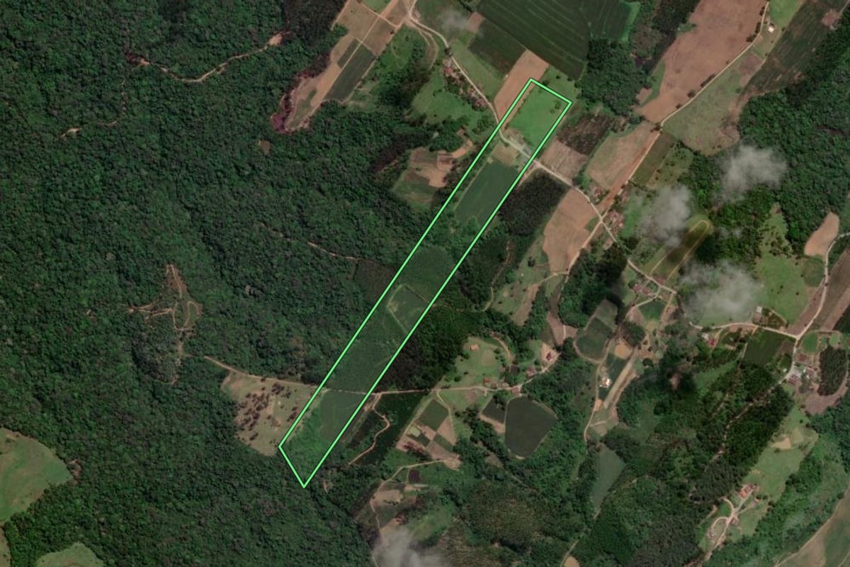Imagem de satélite do imóvel rural em Taió (SC), com o contorno declarado no CAR desenhado por cima.
