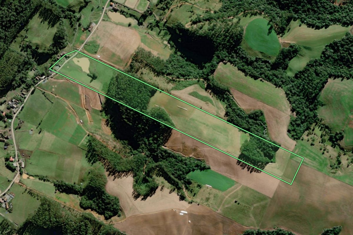 Imagem de satélite do imóvel rural em Taió (SC), com o contorno declarado no CAR desenhado por cima.